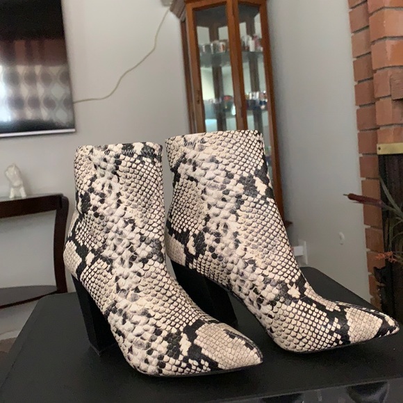 VINCE CAMUTO.  BOOTS - Picture 3 of 8